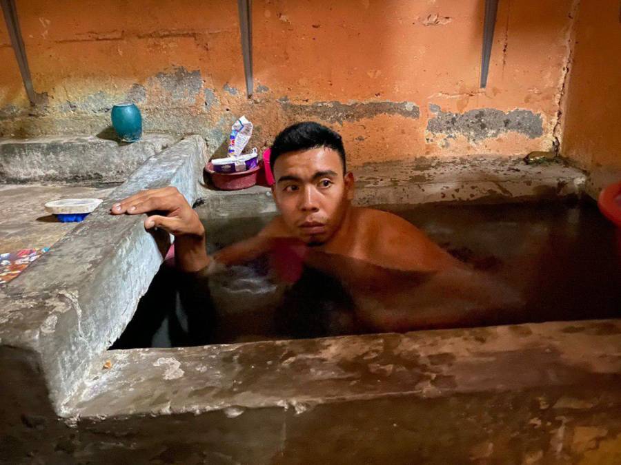 Maquillados y en inusuales escondites: así huyen los pandilleros en El Salvador