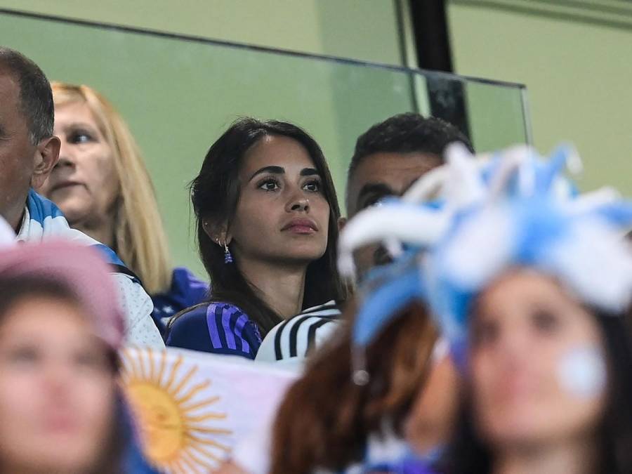 Los nervios, tensión y alegría de Antonela Rocuzzo en el partido de octavos de final de Argentina