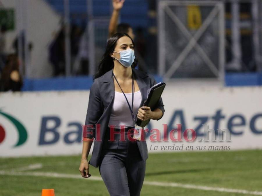 ¡Roban suspiros! Hermosas chicas adornan el Estadio Nacional en el clásico Motagua-Olimpia