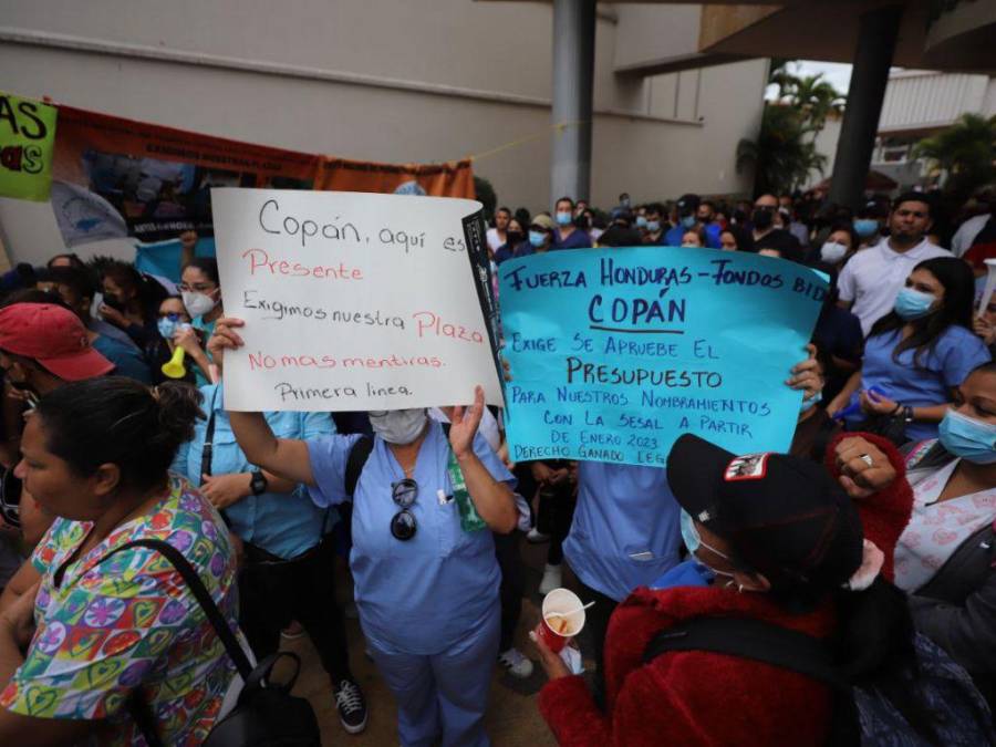 Empleados de Salud y Educación llegan al Congreso Nacional para exigir aprobación de Presupuesto General 2023