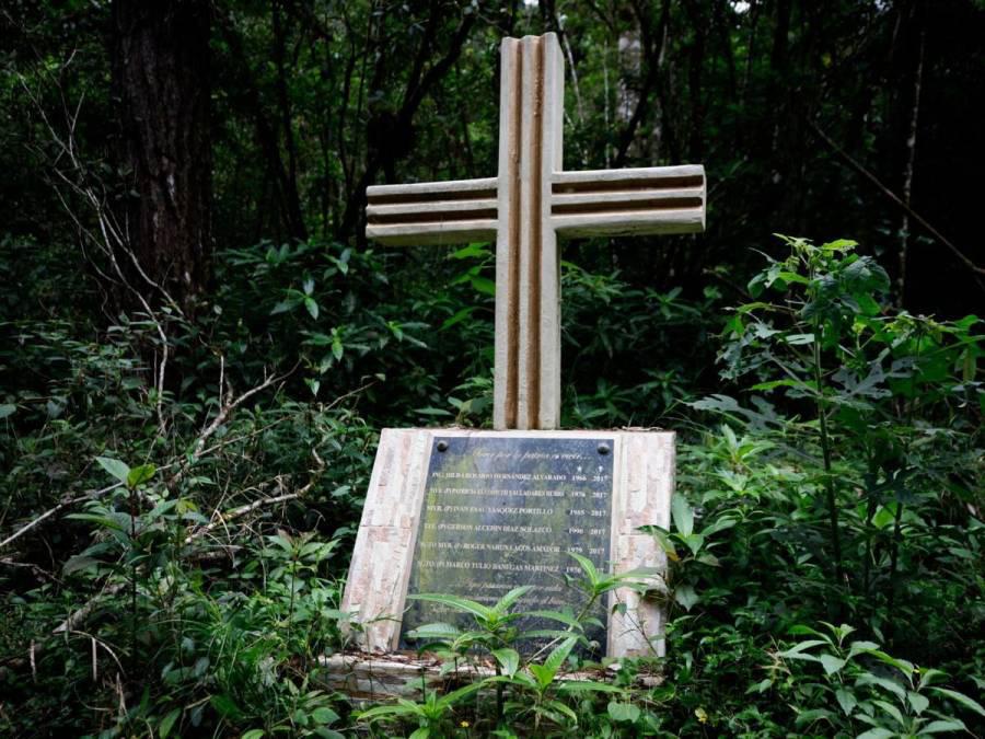 En el lugar se edificó un monumento donde se leen los nombres de las seis víctimas del accidente en San Matías.