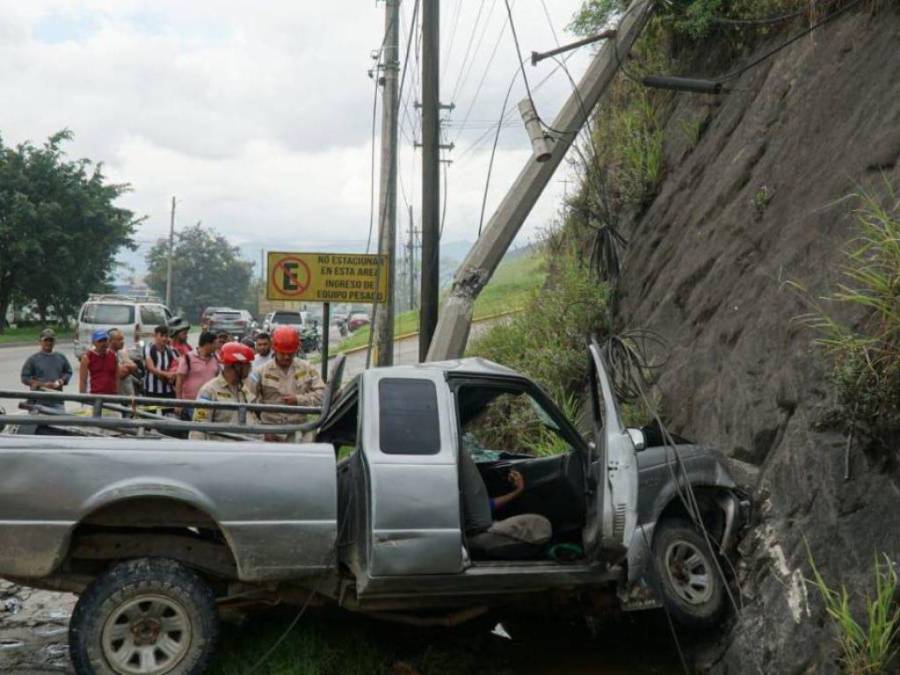 Imágenes del fatal accidente de un pick up en Choloma
