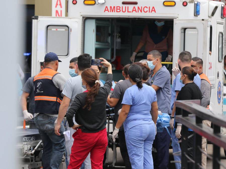 Heridos de accidente en carretera a Olancho llegan en ambulancia al HE