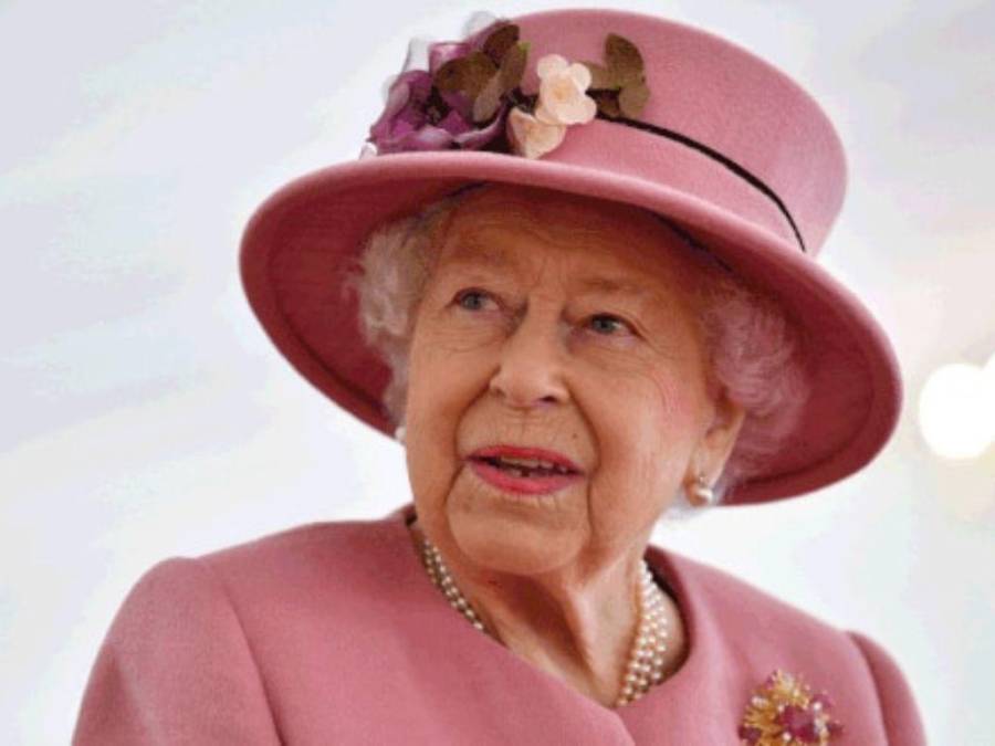 Abrazos, regaños y vida cotidiana: Las veces que la reina Isabel II rompió sus protocolos reales