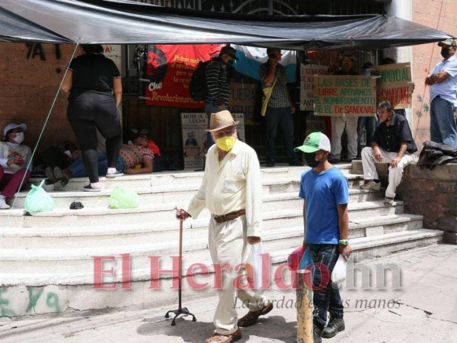 Bases de Libre de Choluteca protestan frente a la Sesal exigiendo nombramientos