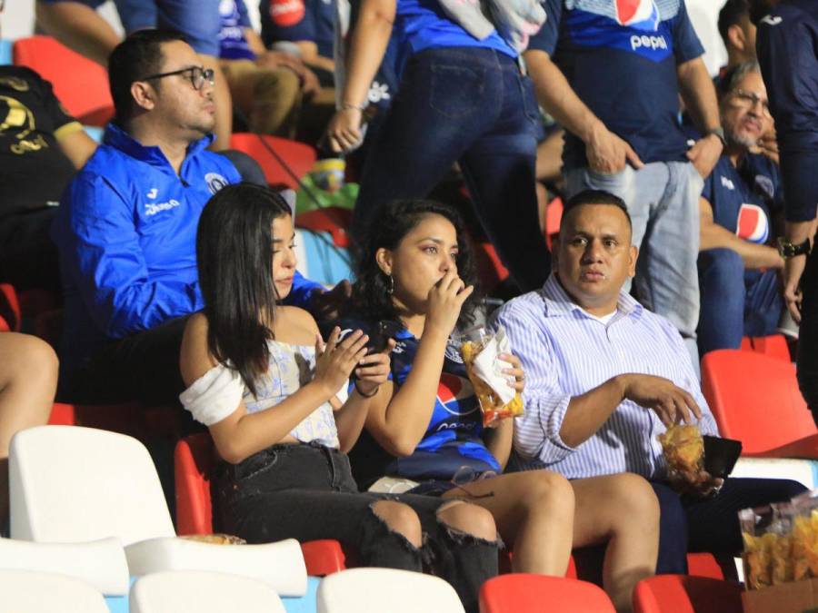 Bellas aficionadas azules roban suspiros previo al decisivo Motagua vs CAI de Panamá