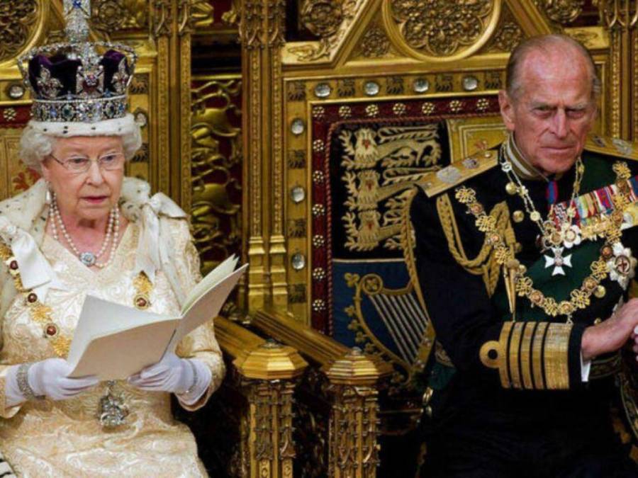 Abrazos, regaños y vida cotidiana: Las veces que la reina Isabel II rompió sus protocolos reales