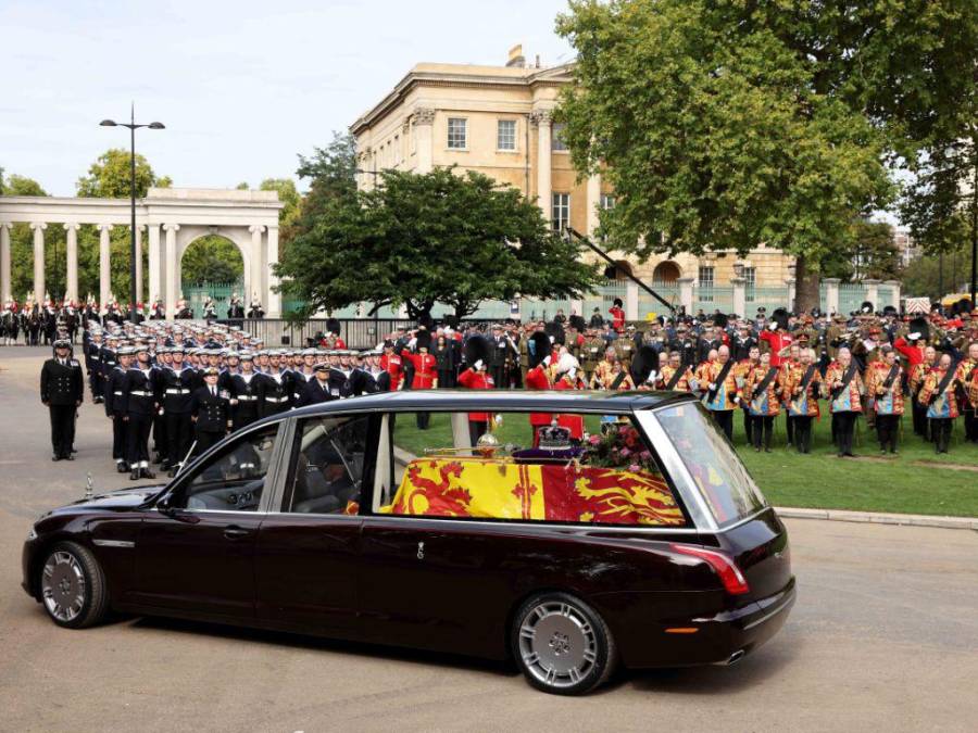 Buses compartidos y vuelos comerciales: Así fue el plan para los invitados al funeral de la reina Isabel II