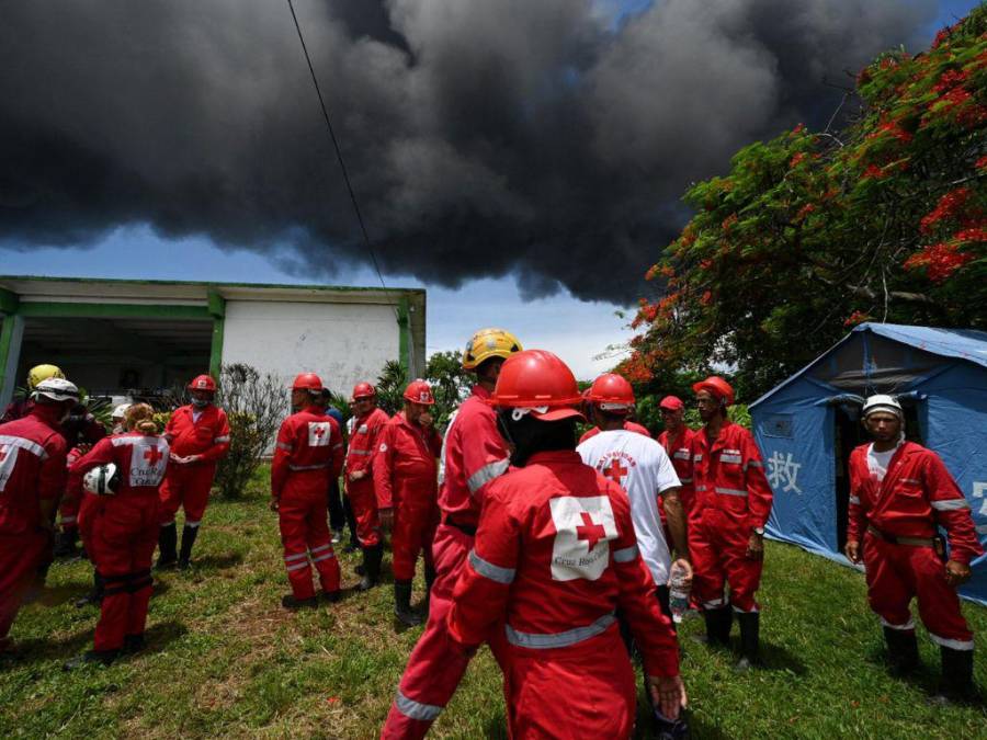 Las impactantes imágenes del pavoroso incendio tras el impacto de un rayo en Cuba