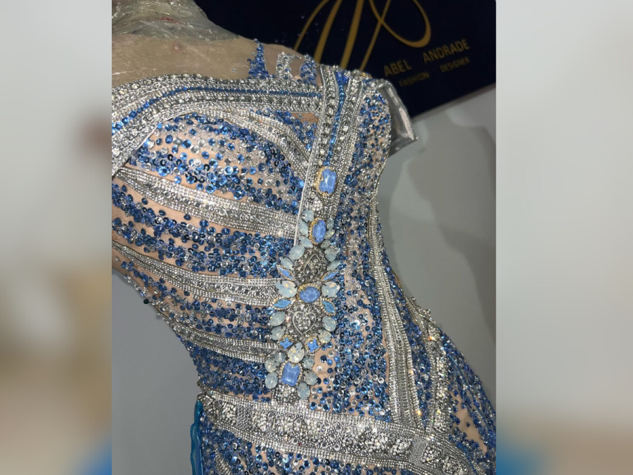 El deslumbrante vestido de Miss Honduras Mundo en la gala final brilla con cristalería azul