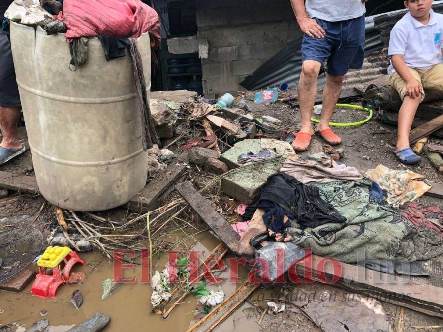 Niños soterrados y casas derribadas: lluvias provocan estragos en San Pedro Sula