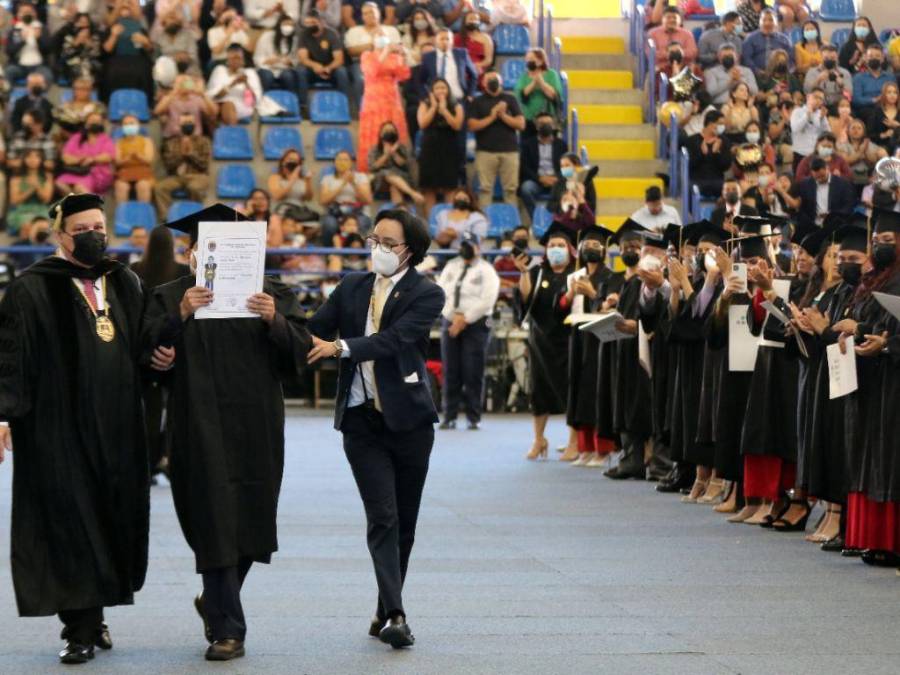 Orgullo y emoción en graduaciones de la UNAH en 2022