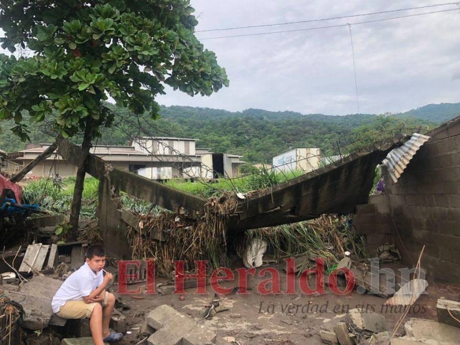 Niños soterrados y casas derribadas: lluvias provocan estragos en San Pedro Sula