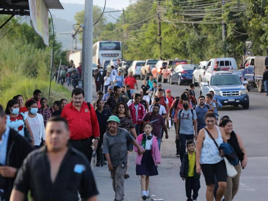 Cientos de capitalinos caminaron dos horas por toma en salida al sur de la capital