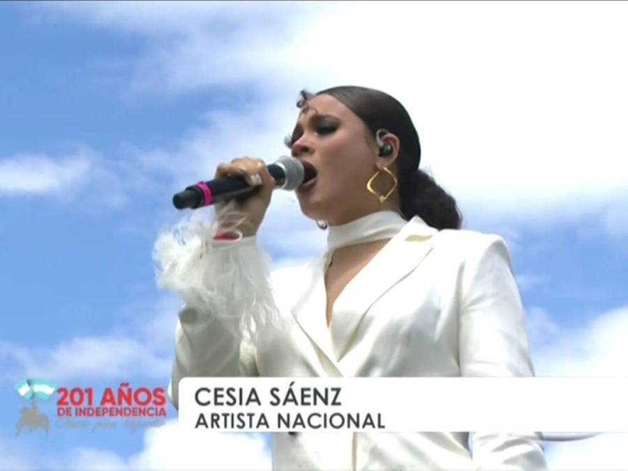 Fervor y talento: Cesia Sáenz entonó el Himno Nacional de Honduras en desfiles de Independencia
