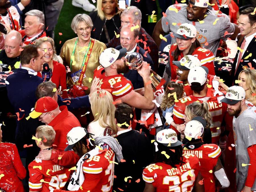 Mahomes leyenda y beso de Taylor Swift: la celebración de los Chiefs