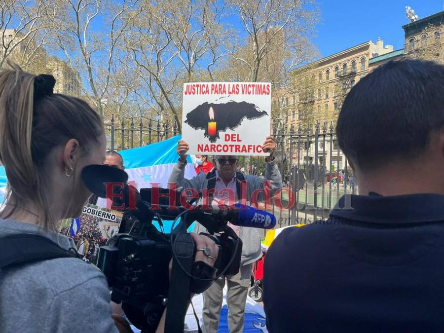 Hondureños protestan afuera de la corte en NY durante audiencia de JOH