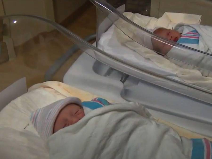 Madre da a luz a gemelos en EUA en distintos años