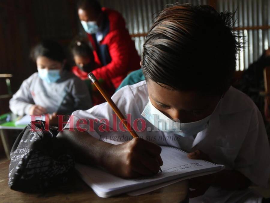 Con una dosis pediátrica contra el covid y tapabocas regresan los niños a las escuelas (Fotos)