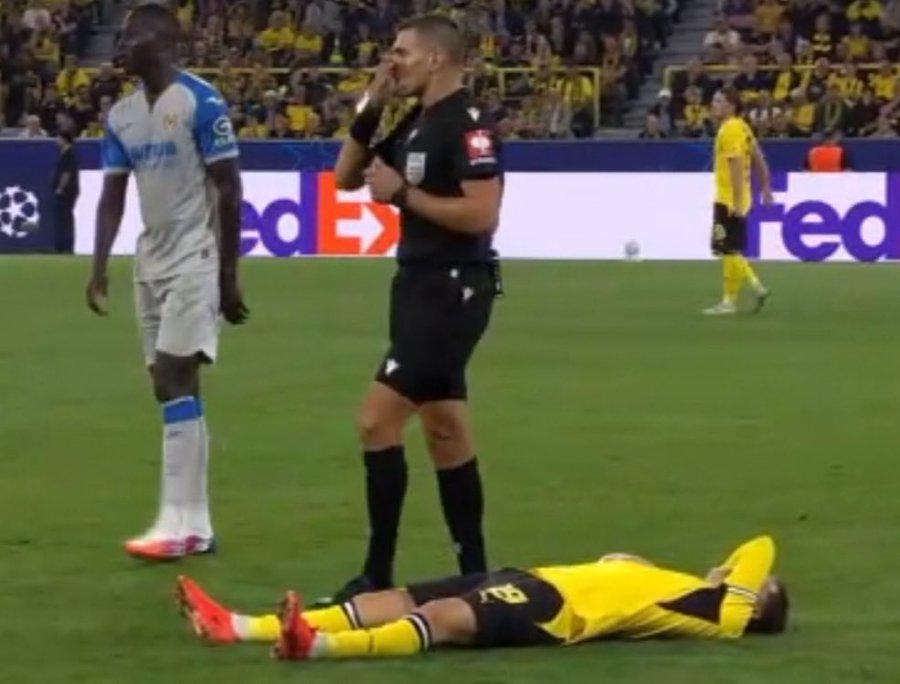 Jugador se desvanece en pleno partido de Champions League; fue llevado de emergencia