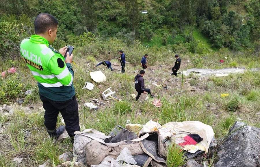 ¡Tragedia! Unos 23 muertos deja caída de un bus a un abismo en Perú