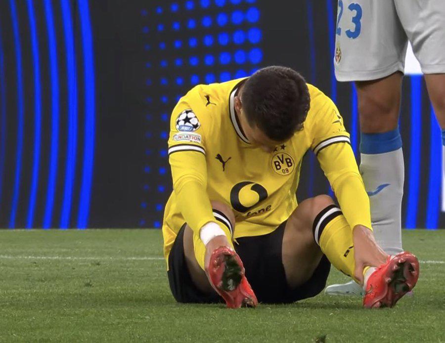 Jugador se desvanece en pleno partido de Champions League; fue llevado de emergencia