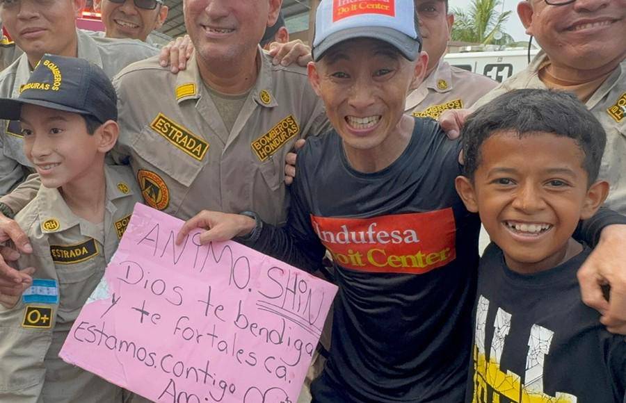 “Un japonés, cinco estrellas, macizo y héroe”: Shin Fujiyama recibe cariño de los hondureños durante reto por la educación