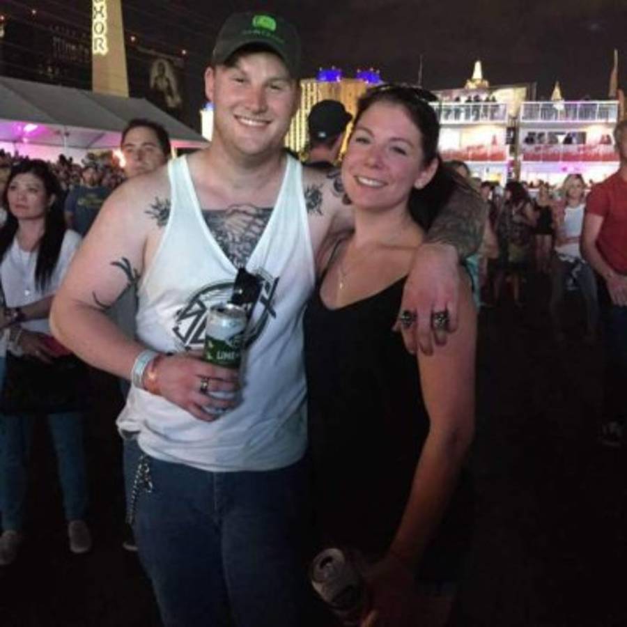 Jordan McIldoon murió en los brazos de una extraña. Aquí una foto junto a su novia. Facebook