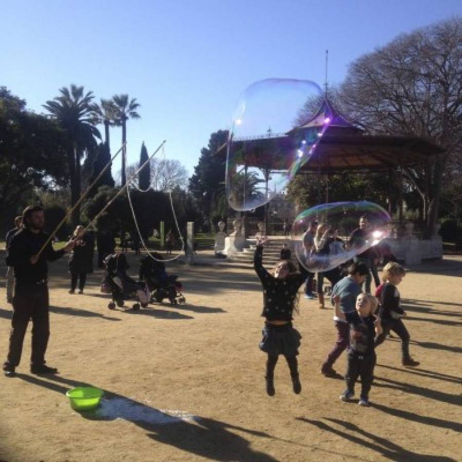 La dura infancia de Carmen constrasta con la que los niños tienen en la ciudad en la que ahora vive.