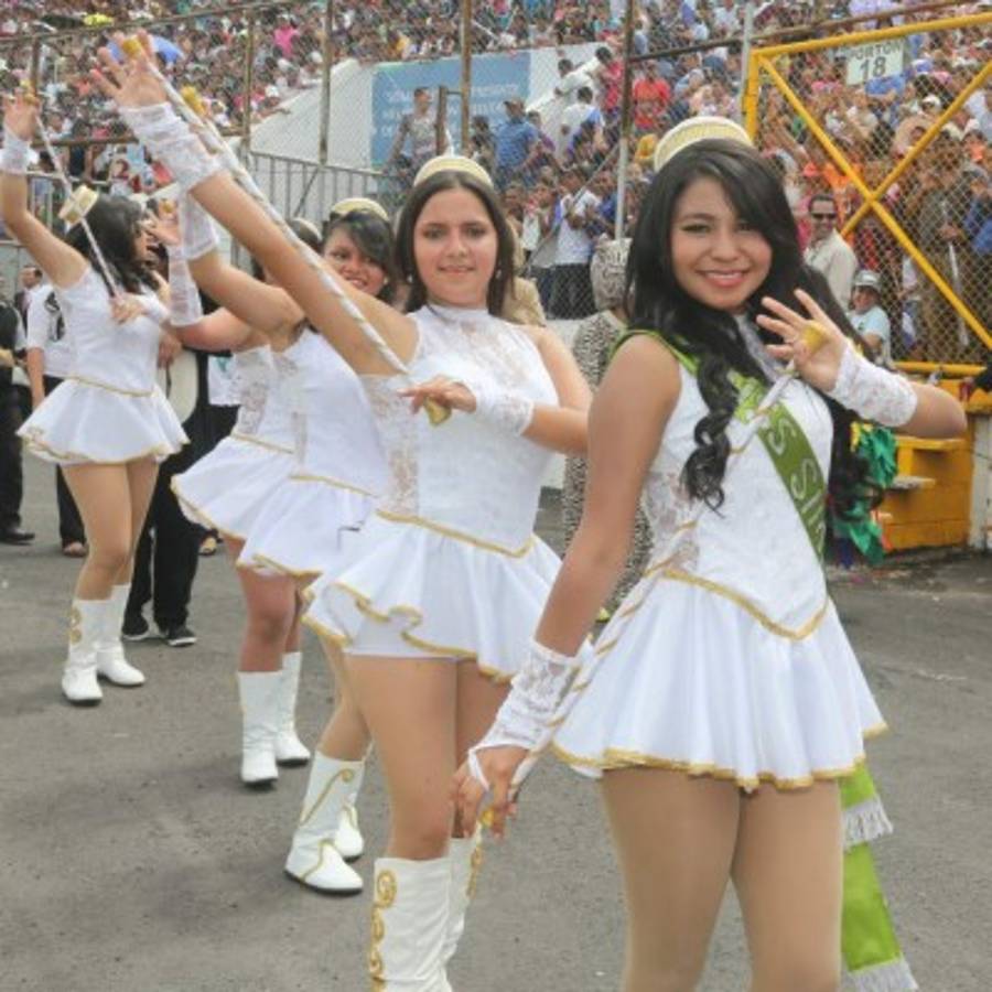 Bastoneras, dueñas de la pasarela cívica