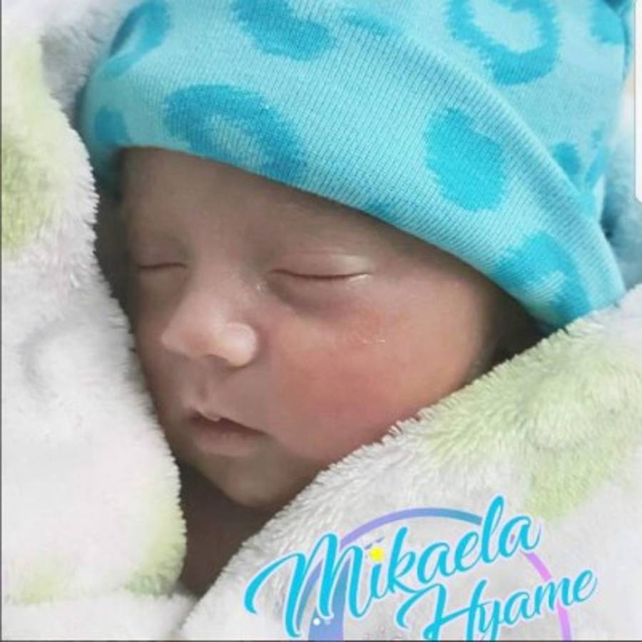 Esta imagen de la pequeña Mikaela enterneció las redes sociales. Foto: Instagram