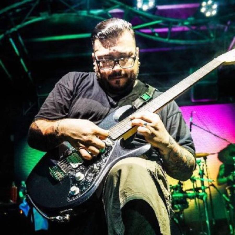 Discriminan a famoso guitarrista hondureño por usar tatuajes