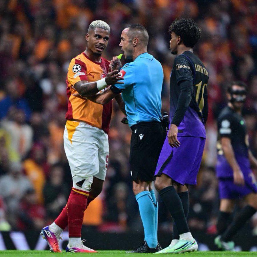 Polémica por gol anulado a Galatasaray, pancartas en el estadio y se disculpa con Lamine