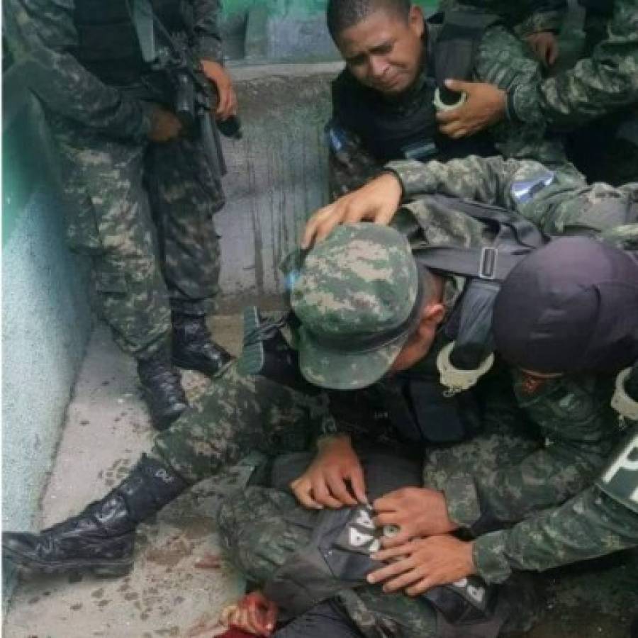 Los militares se abalanzaron sobre el cadáver de sus compañero y lloraron desconsoladamente.