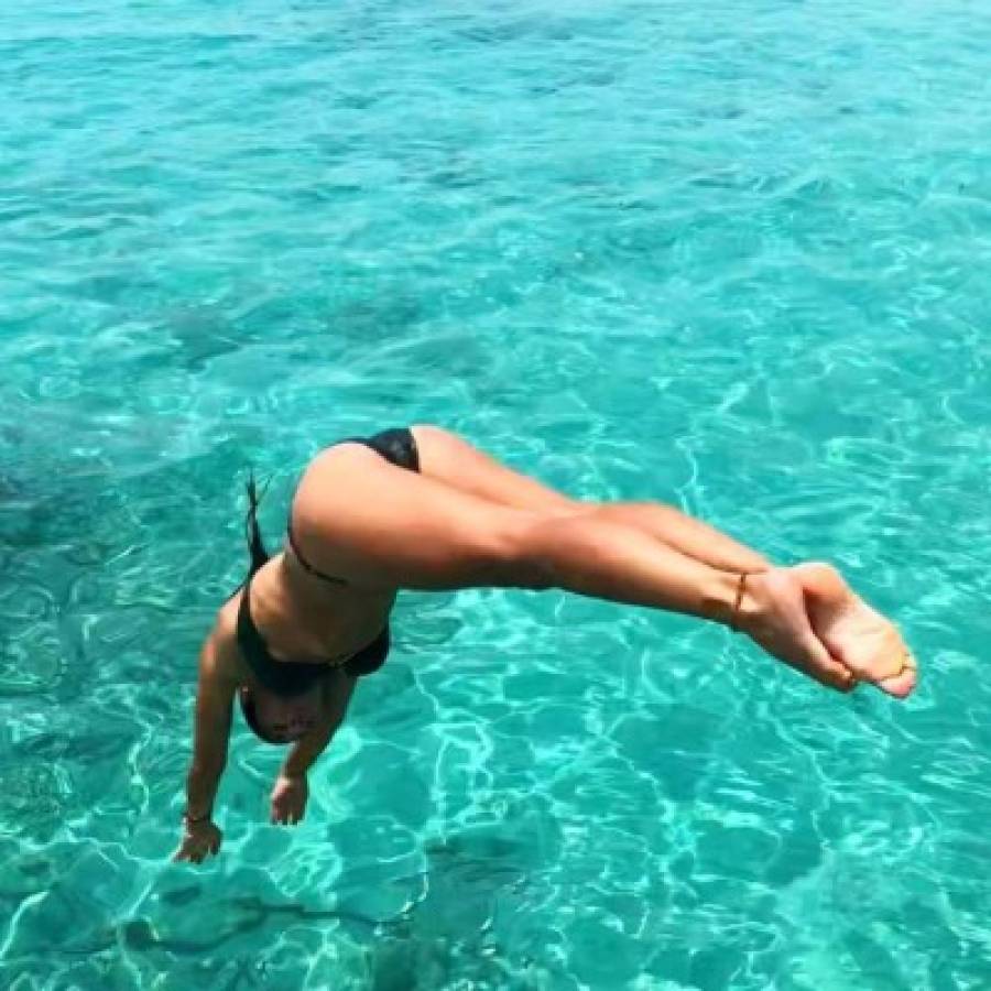 La guapa modelo española se lanzó al mar azul de los Cayos Cochinos en Honduras y las redes sociales se volvieron locas en España. Foto: https://www.facebook.com/laralvarezg1