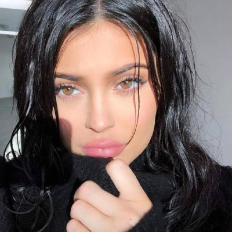 Kylie Jenner posa con poca ropa y ¿termina rumores de embarazo?