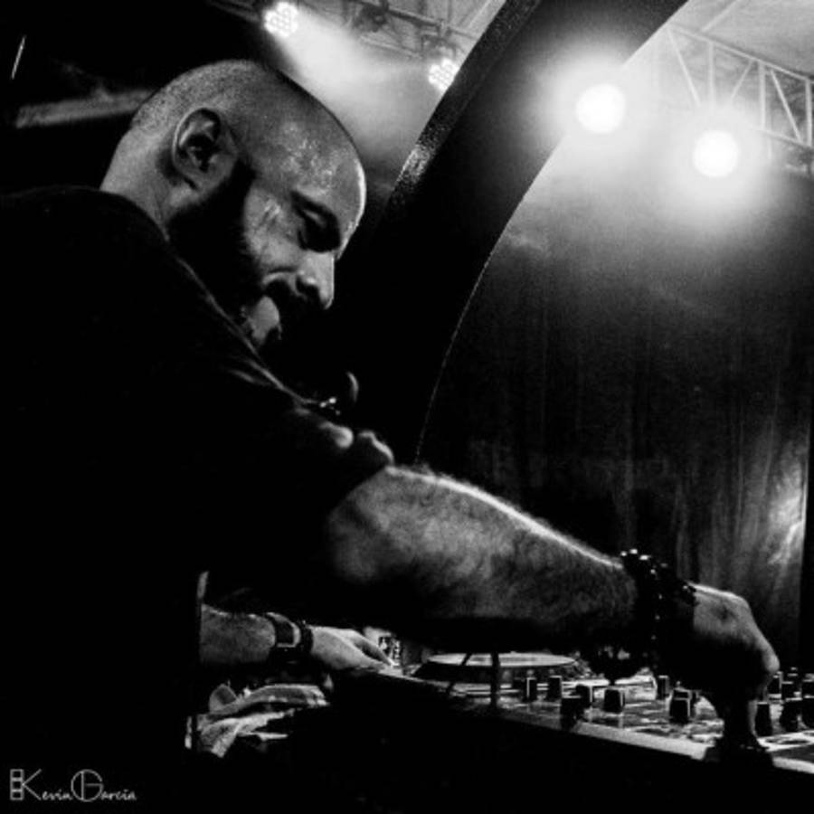 Frank Caba, el DJ hondureño que contagia con su música electrónica