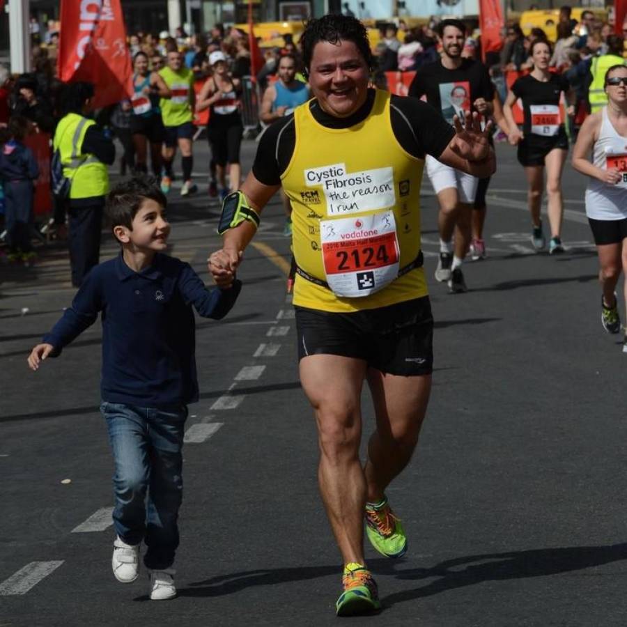 Norman en una de sus imágenes favoritas junto a su hijo Daniel corriendo una maratón.
