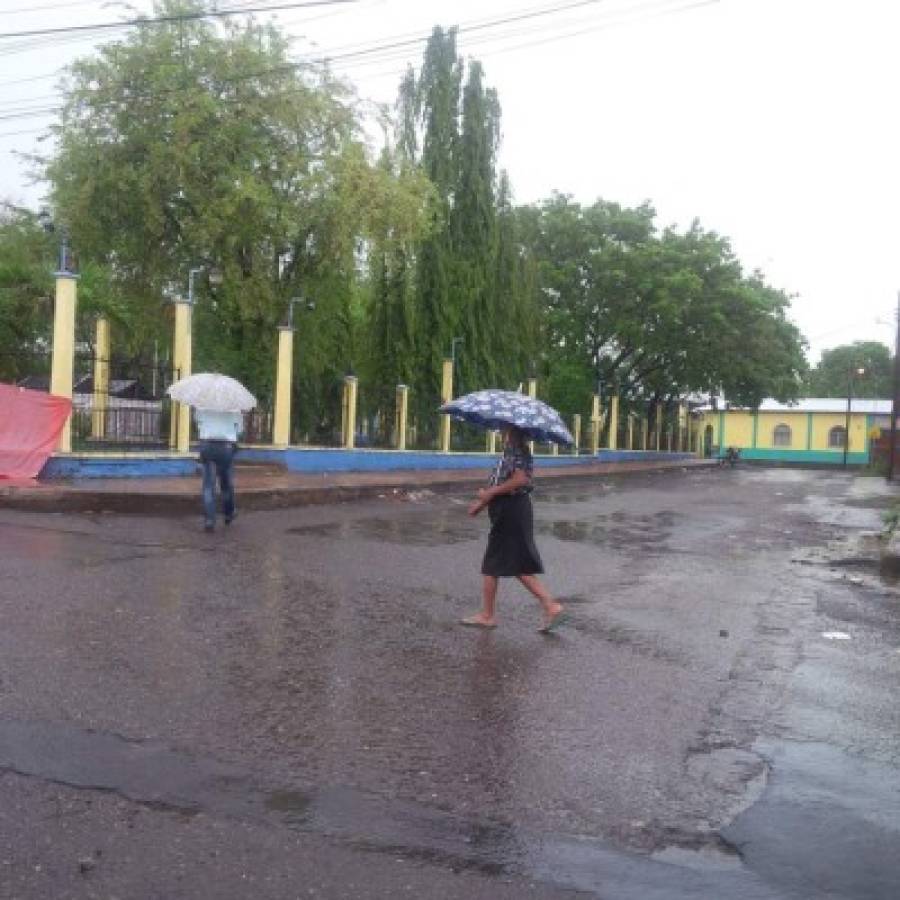 Fuertas lluvias dejan calles inundadas en el norte de Honduras