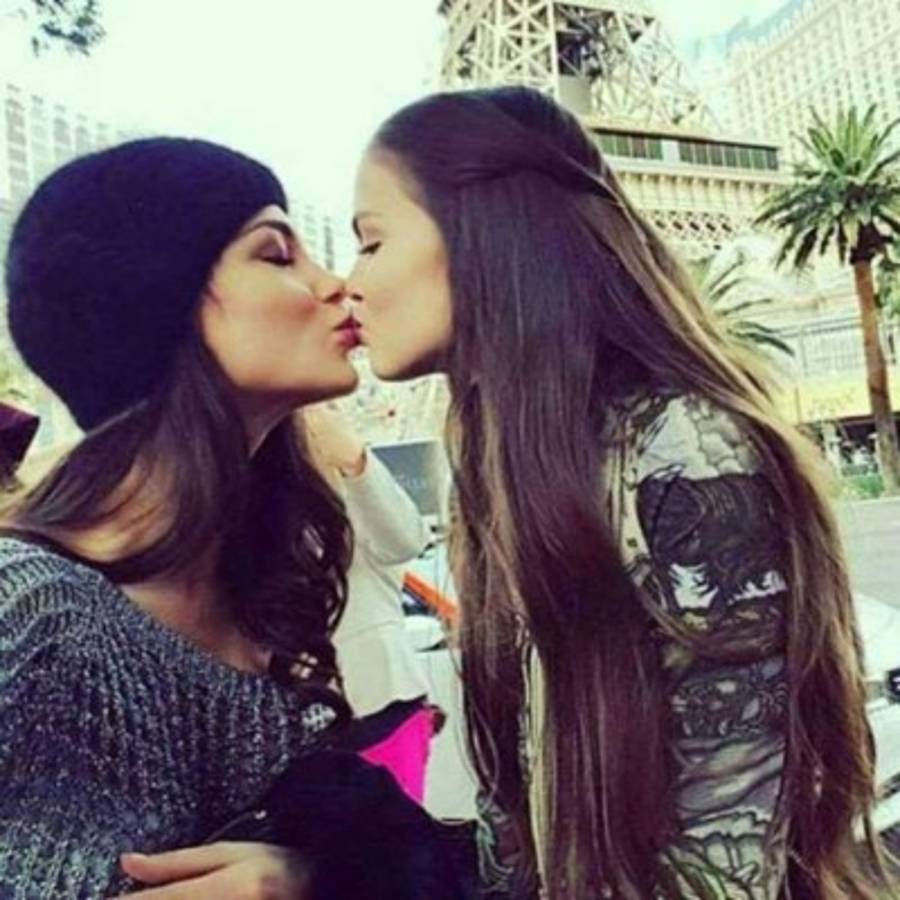 El beso lésbico de las concursantes de Miss Universo incendia las redes