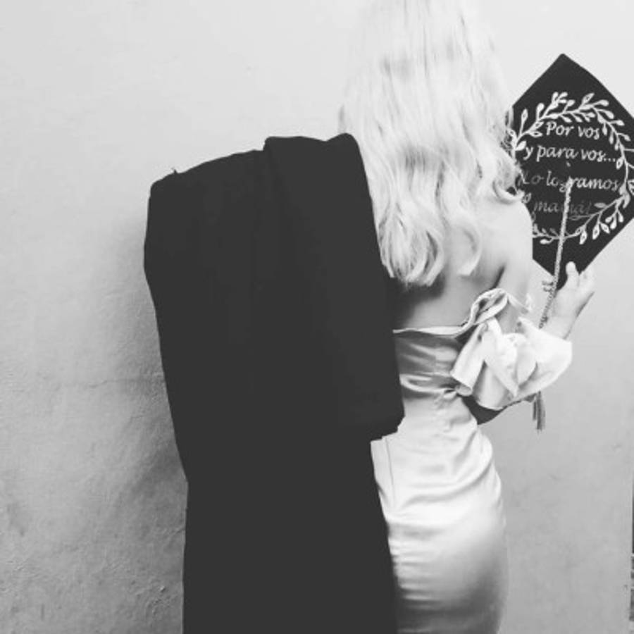 La joven le dedicó el mensaje a su mamá portándolo durante su graduación.
