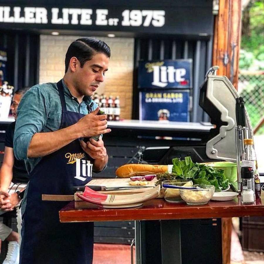 Según Calderón, un chef no se hace de la noche a la mañana; “requiere de mucho esfuerzo, trabajo duro, disciplina y sacrificio”, afirma.