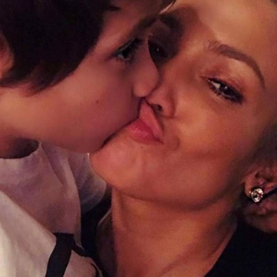 Esta es la imagen de JLo y su hijo Max que ha generado varias críticas. Foto Telemundo