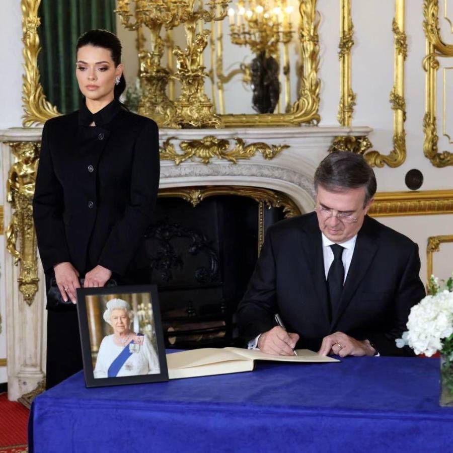 Rosalinda se paró junto a su esposo mientras firmaba el libro de condolencias.