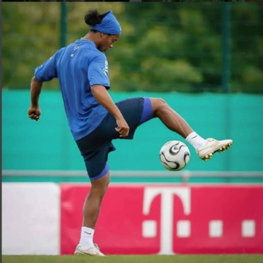 Ronaldinho muestra su magia en Barcelona a unos días de llegar a Honduras