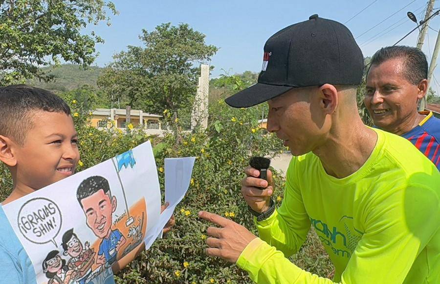 “Un japonés, cinco estrellas, macizo y héroe”: Shin Fujiyama recibe cariño de los hondureños durante reto por la educación