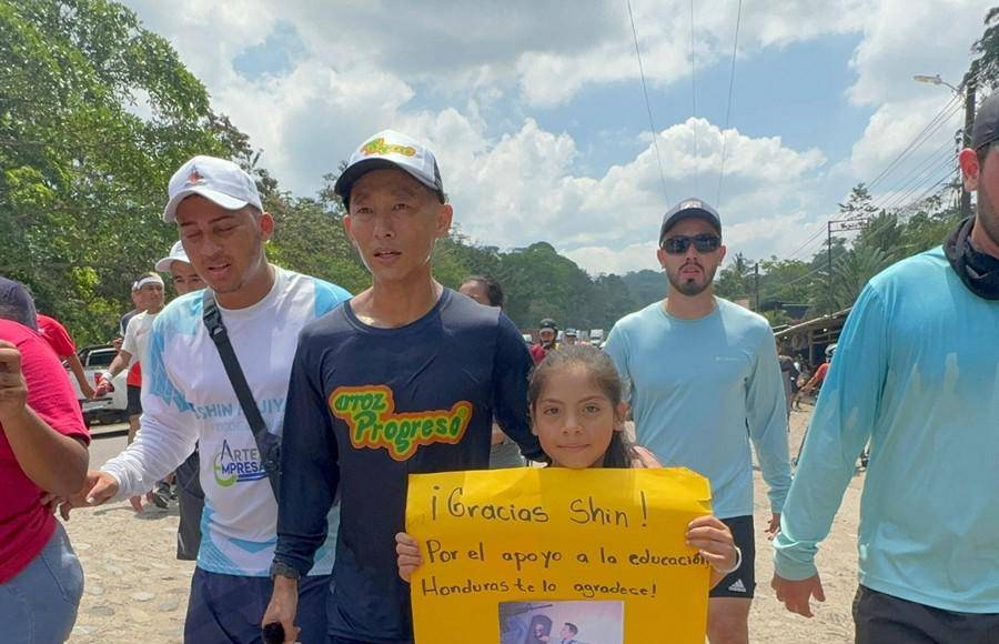 “Un japonés, cinco estrellas, macizo y héroe”: Shin Fujiyama recibe cariño de los hondureños durante reto por la educación