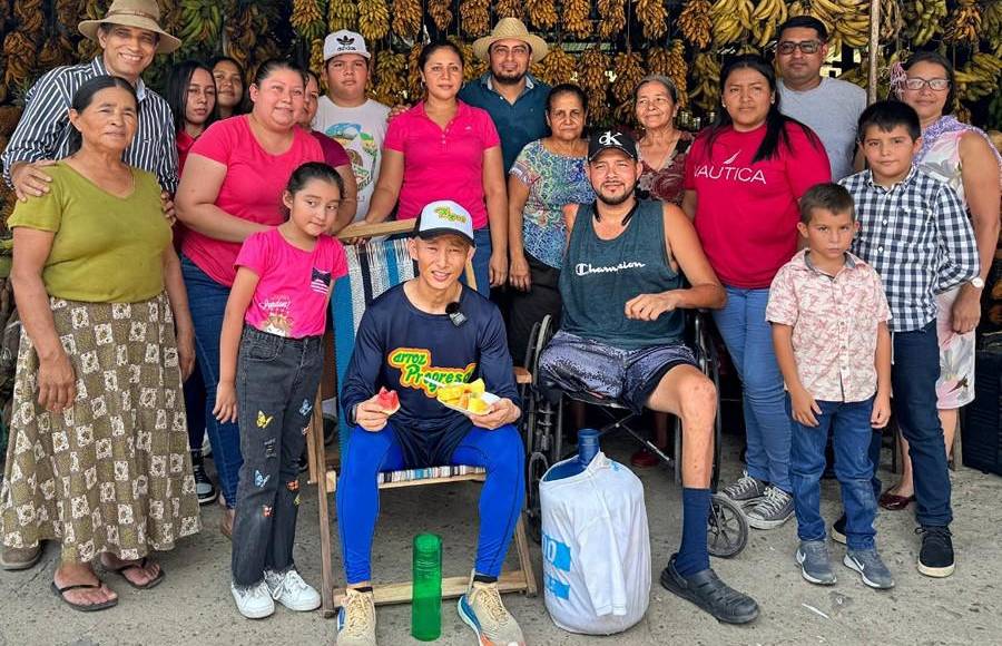 “Un japonés, cinco estrellas, macizo y héroe”: Shin Fujiyama recibe cariño de los hondureños durante reto por la educación