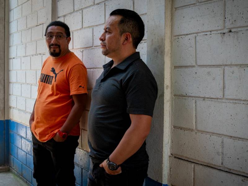 Los exdirigentes de los 48 Cantones Luis Pacheco (a la derecha) y Héctor Chaclán, en un pasillo de la cárcel Mariscal Zavala, donde llevan más de un año en detención provisional acusados de terrorismo por encabezar las protestas pacíficas de 2023.