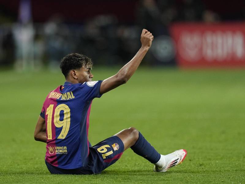 El delantero del Barcelona Lamine Yamal reclama tras recibir falta.